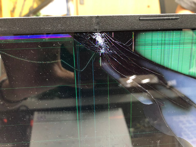 앞좌석 의자에 눌려 파손된 노트북 액정 화면