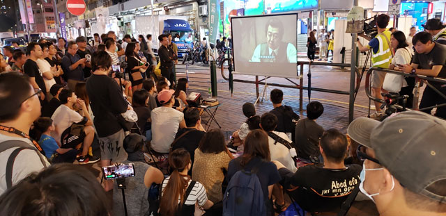 홍콩 시민들이 쌈써이포역 앞에 모여 한국 영화 ‘1987’을 보고 있다