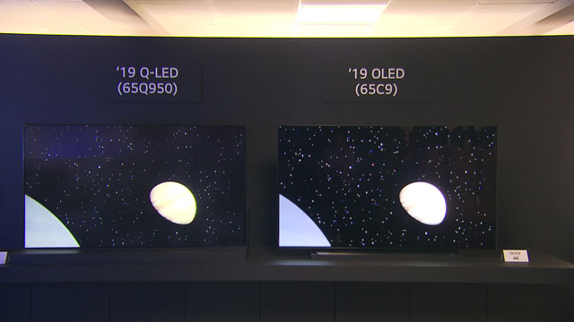  LG전자가 지난 17일 개최한 TV 설명회에서 자사의 OLED 4K TV(화면 오른쪽)와 삼성의 QLED 8K TV(왼쪽)의 화질을 비교 시연한 장면