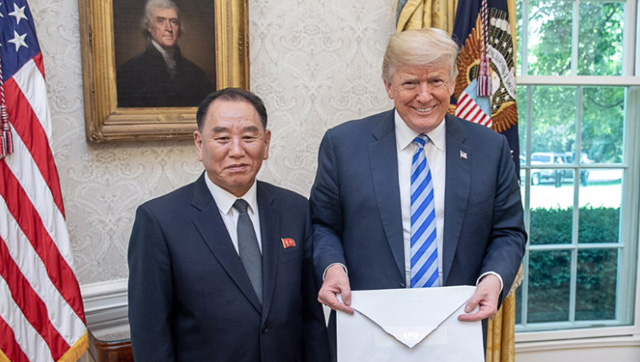  2018년 6월 1일(워싱턴 현지시각), 김정은 국무위원장의 친서를 트럼프 미국 대통령에게 전한 김영철 북한 통일전선부장(美 백악관 트위터 사진)