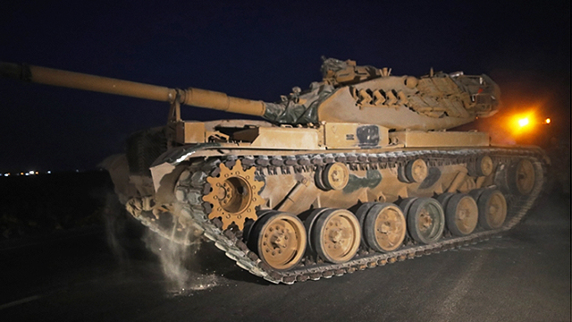 시리아 접경 지역으로 이동하는 터키군 전차