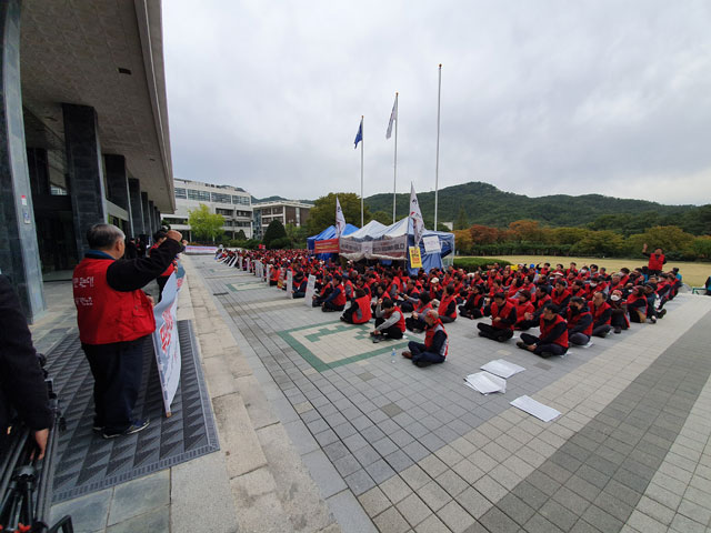 서울대학교 국정감사가 열린 어제(10일), 서울대학교 노동자들이 대학본부 앞에서 총파업 출정식을 열고 있다.
