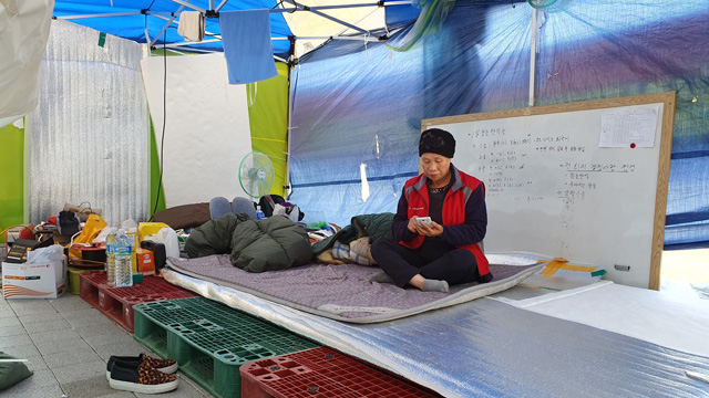 서울대 행정관 앞에 설치된 천막에 최분조 분회장이 앉아 있다.
