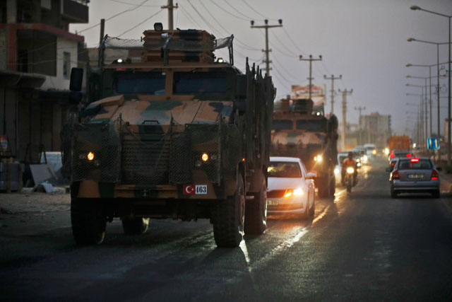 터키군 탱크가 시리아와 접한 국경 지역을 향해 이동하고 있다 (현지시각 9일)