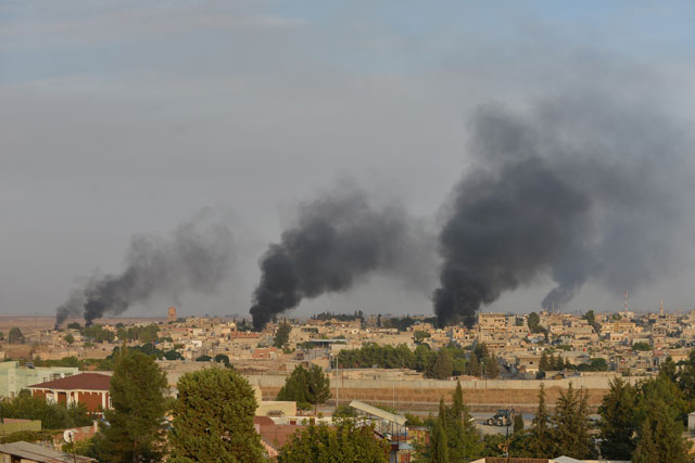 터키군의 공격을 받은 시리아 북동부 도시 라스 알-아인에서 검은 연기가 솟아오르고 있다 (현지시각 9일)
