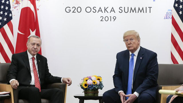 도널드 트럼프 대통령(오른쪽)과 레제프 타이이프 에르도안 터키 대통령이 오사카 G20 계기 정상회담을 하고 있다 (6월 29일)