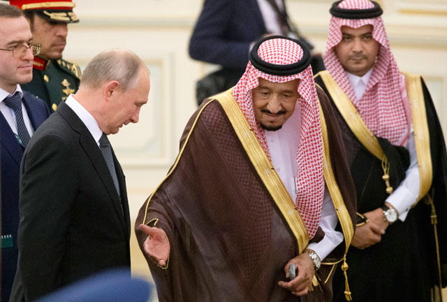 사우디아라비아를 방문한 푸틴 러시아 대통령(왼쪽)이 살만 사우디 국왕(가운데)의 영접을 받고 있다 (현지시각 14일)
