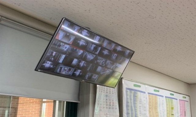 A체육고 사감실 내 CCTV 화면. 학생들의 일상은 실시간으로 지도자에게 전달된다.