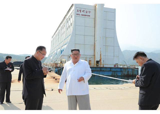 북한의 김정은 위원장이 금강산 관광특구의 해금강 호텔 앞에서 현지지도를 하고 있다. 