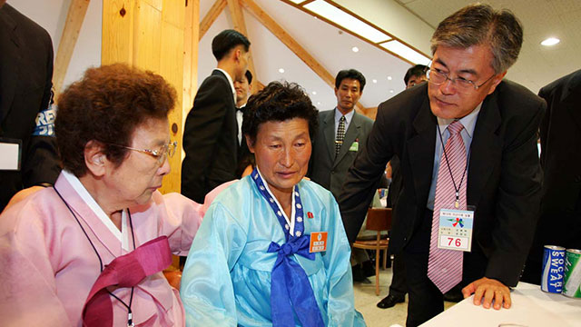 2004년 금강산 이산가족 상봉 당시 동생 병옥씨(가운데)를 만나던 강한옥 여사(맨 왼쪽)