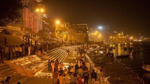 인도 최대 축제인 ‘디왈리 축제’ 때 사람들이 토기 등잔(디야스)에 불을 밝힌 풍경. 간장 종지 크기의 토기 등잔에 기름을 붓고 심지를 꽂아 불을 켠다. 디왈리는 빛이 어둠을 이긴 것을 축하하는 힌두교의 축제로 사진은 사람들이 불 밝힌 디야스를 강둑에 가져다 놓은 모습.