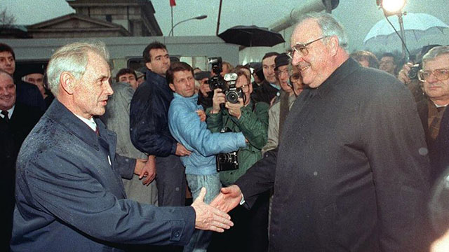 브란덴부르크문에서 만나는 모드로-콜 총리(1989년 12월 22일)