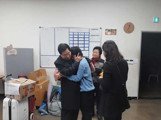 지난 1일 서울역 다시서기센터에서 만난 김 씨 가족. 40년 만에 아버지 품에 안겨 있는 딸