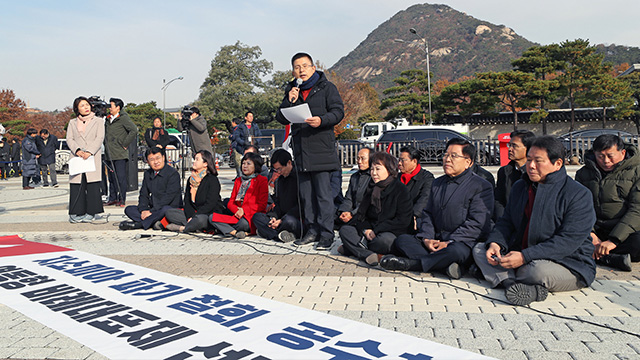  21일 청와대 분수대 앞에서 열린 자유한국당 최고위원회의. 