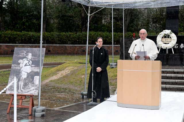 프란치스코 교황이 24일 나가사키의 폭심지（원자폭탄 투하 지점）를 방문해 연설하고 있다. [출처=EPA·연합뉴스]