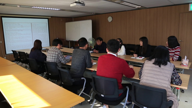 겨레말큰사전 남북공동편찬사업회 연구원들이 서울시 마포구 사무실에서 편찬 회의를 하고 있다