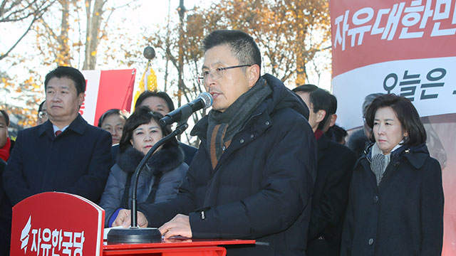단식 중단을 선언한 한국당 황교안 대표가 청와대 앞에서 열린 당 최고위원회의에서 발언하고 있다.