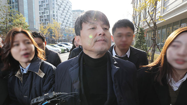 유재수 전 부산시 경제부시장이 구속영장실질심사를 받기 위해 서울동부지법에 출석하고 있다.