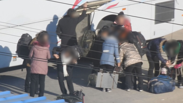 단둥세관에 도착한 북한 여성 근로자들(기사 내용과 무관함)