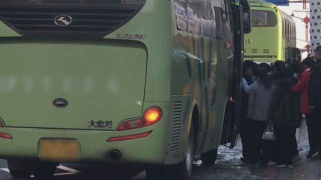 중국 업체 버스에 오르는 북한 여성 근로자들(기사 내용과 무관함) 