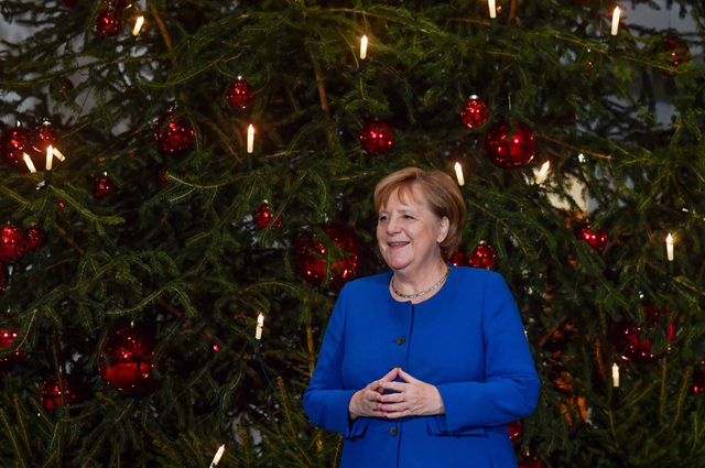 메르켈 총리가 총리 관저 크리스마스트리 앞에 서 있다 (지난달 28일)