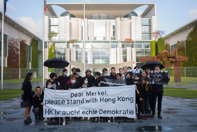 홍콩인들이 독일 총리 관저 앞에서 ‘홍콩 지지’를 촉구하고 있다 (9월 5일)