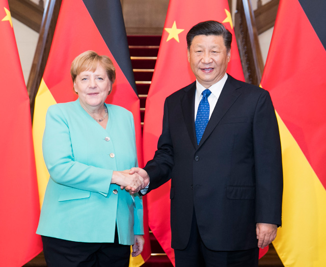 베이징을 방문한 메르켈 총리가 시진핑 주석과 악수하고 있다 (9월 6일)