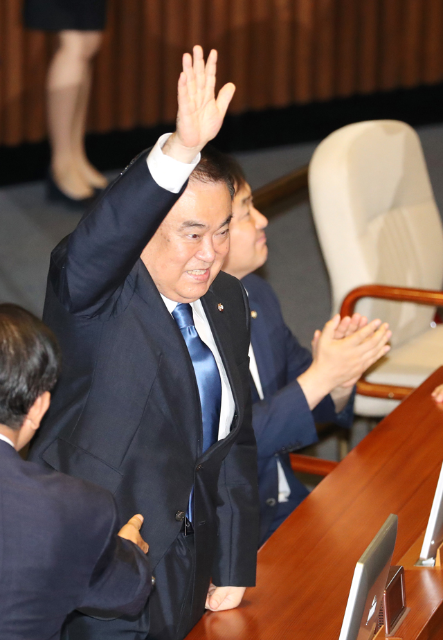 지난해 7월, 국회의장에 당선된 문희상 의장이 손을 들어 인사하고 있다.