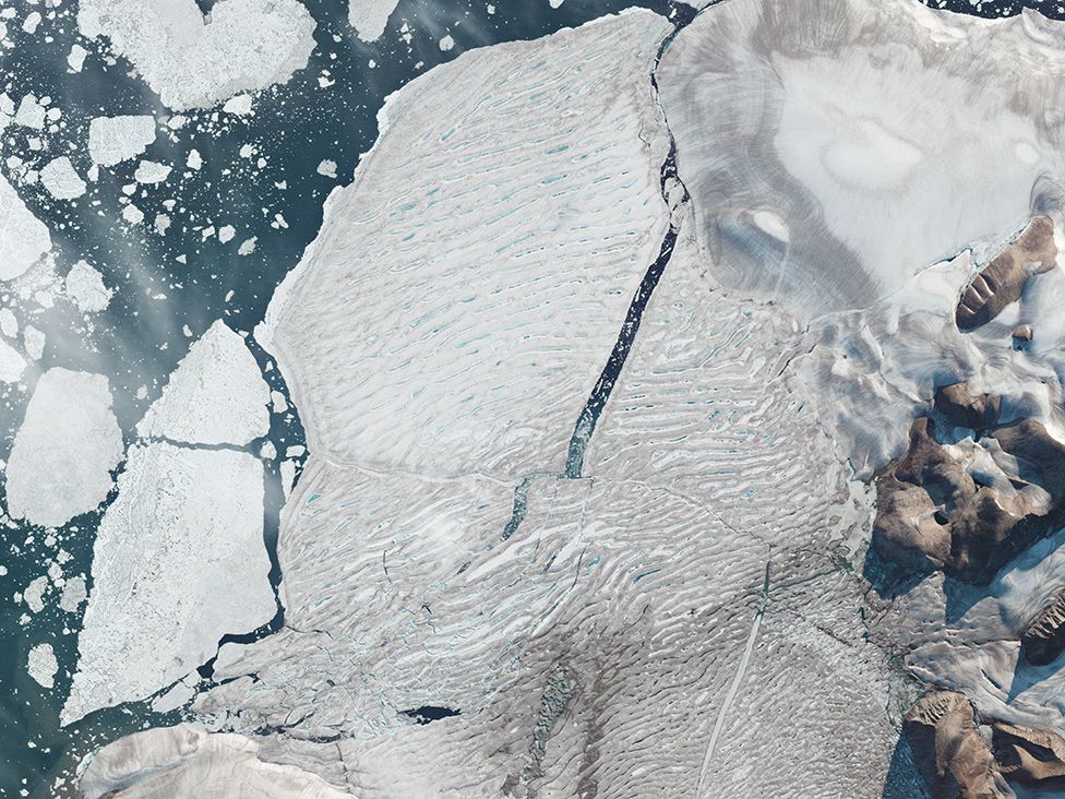 캐나다 밀른 빙붕이 붕괴되는 모습이 위성사진에도 포착됐다. [출처: Sentinels Scientific Data]