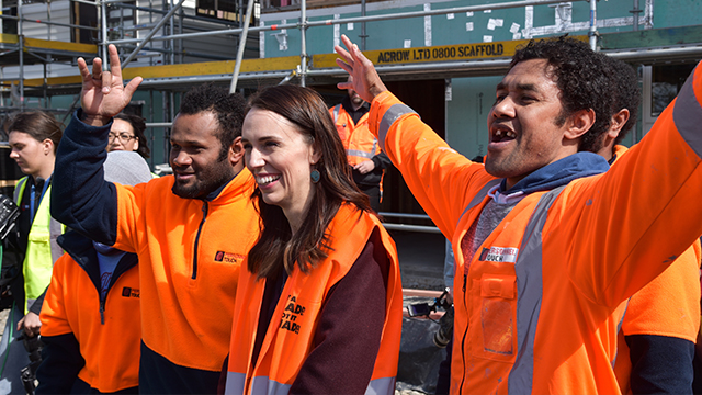 저신다 아던 뉴질랜드 총리(가운데)가 건설노동자들과 마스크를 쓰지 않은 채 사진을 찍고 있다. [사진 출처:NZ Herald]
