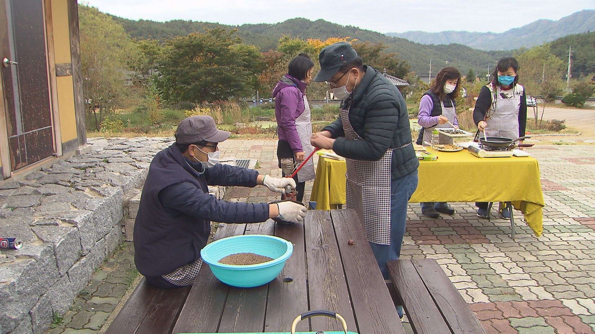 공동체마을 입소자 안천환씨(왼쪽)가 들기름 짜기 체험을 하고 있다.