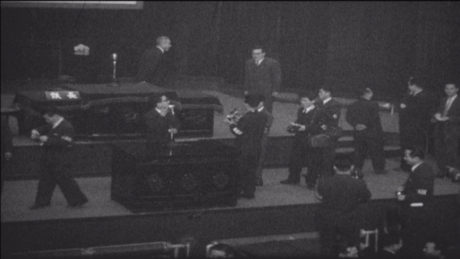 여순사건 직후인 1948년 12월 제정된 국가보안법. 당시 국회의 모습입니다. 
