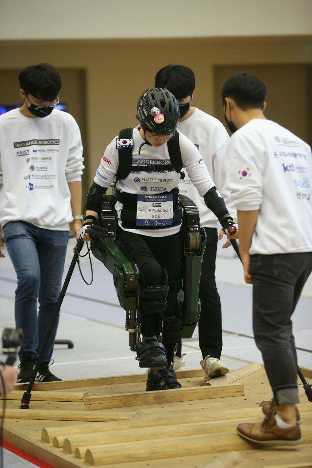 ‘사이배슬론 2020 국제대회’에 출전한 이주현 선수가 장애물을 건너고 있다.