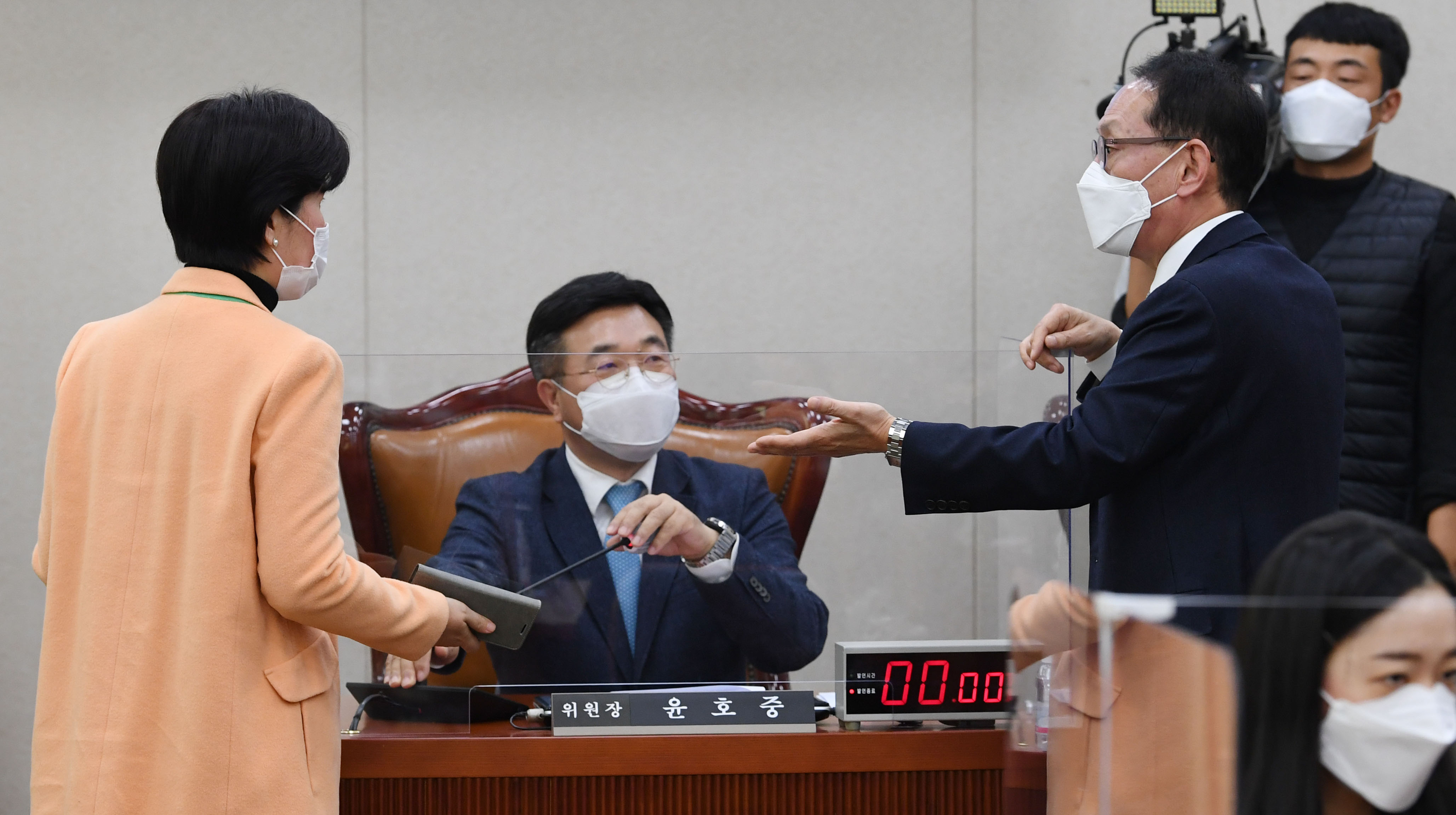 지난 26일 국민의힘 김도읍 간사(오른쪽)가 회의 산회를 선포한 윤호중 법제사법위원장에게 항의하는 모습. (사진출처=연합뉴스)