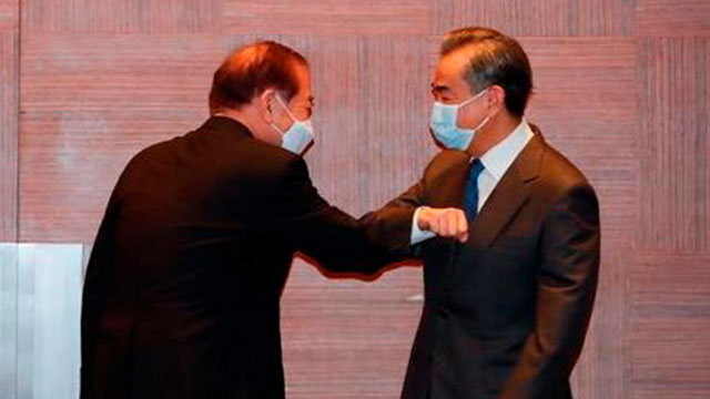 11월 27일 오전 문정인 대통령 통일외교안보특보(왼쪽)가 중국 왕이 외교부장(오른쪽)과 인사를 나누고 있다. 중국 외교부 제공