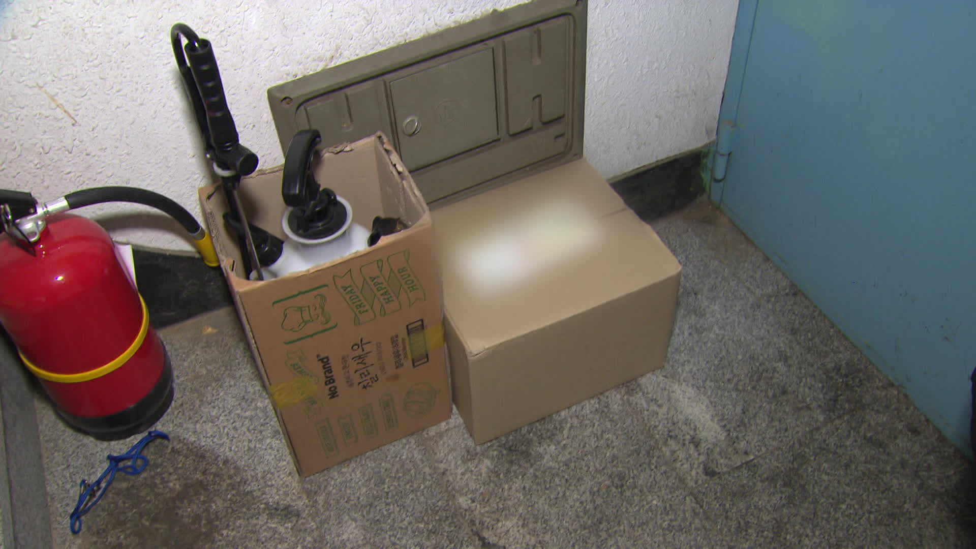 김 씨의 집 앞에 놓인 개봉 안 된 마스크 택배 상자