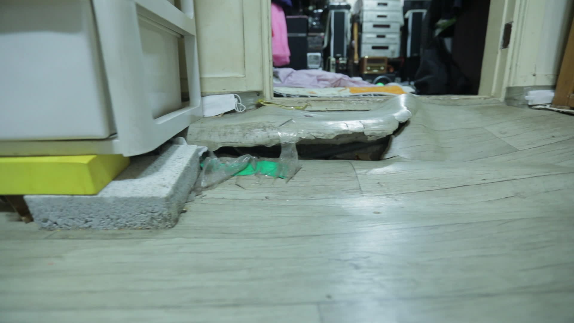 무너진 수연이네(가명) 집 거실 바닥, 서랍장이 넘어지는 걸 막기 위해 벽돌로 괴어둔 모습