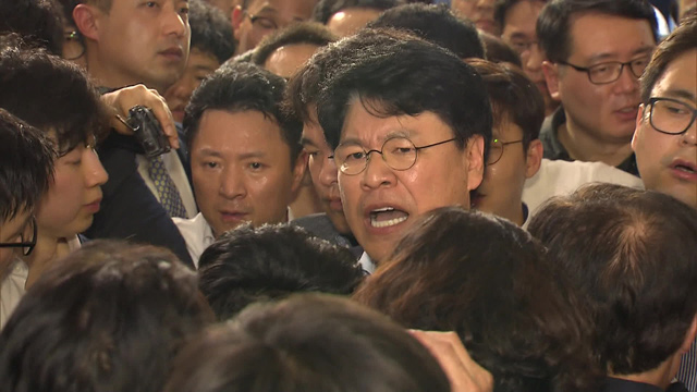 지난해 4월 정개특위 회의장 앞에서 한국당 당직자들이 회의를 막아서고 있다.