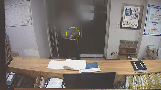 한 남성이 동전 가득한 2ℓ짜리 페트병을 아파트 관리사무소로 들고 들어 오는 장면 (지난달, 제주 시내 ○○아파트 CCTV 화면)