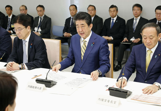 아베 신조 일본 총리가 1일 도쿄 총리관저에서 신종 코로나바이러스 대책본부 회의를 주재하고 있다. ＜연합=교도통신＞