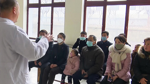 병원에서 코로나19 예방법 배우는 북한 주민들