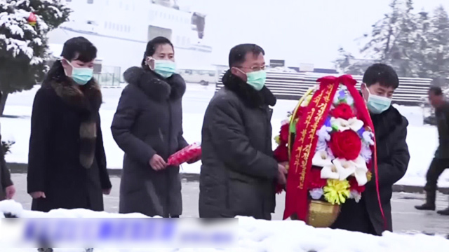 마스크 쓰고 ‘김정일 생일 행사’ 참여하는 북한 주민들