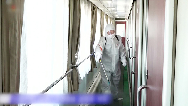 방역 작업 벌이는 북한 보건당국 관계자