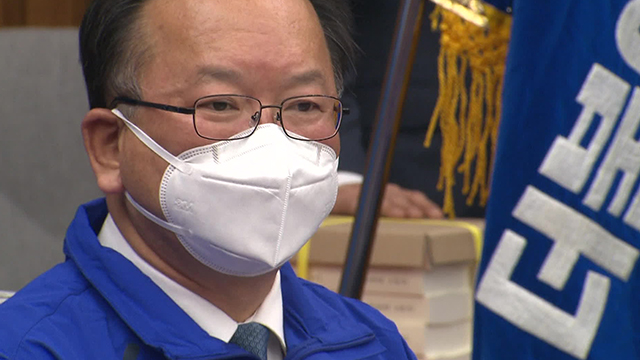 민주당 김부겸 의원 (대구 수성갑)이 마스크를 쓴 채로 선대위 출범식에 참석했다