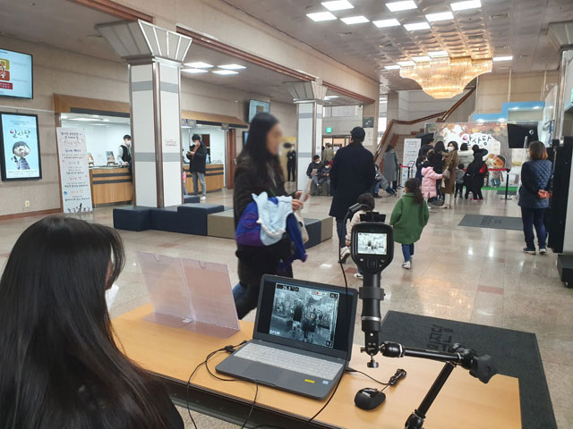 열감지기가 설치된 경기문화의 전당 로비