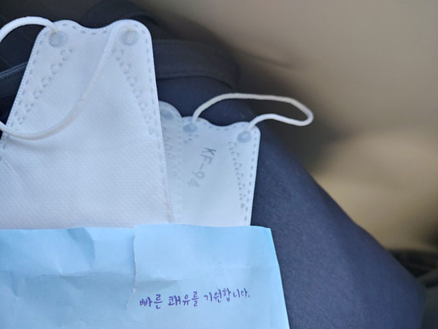 박경숙 씨가 약국에서 구매했다는 KF94 마스크 2장. 비닐 포장 없이 약국 봉투에 담겨 있다. 출처 : 박경숙 씨
