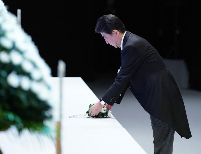 아베 신조 일본 총리가 지난해 3월 11일 열린 ‘동일본 대지진 8주기 추도식’에서 헌화하고 있다. [일본 산케이신문]