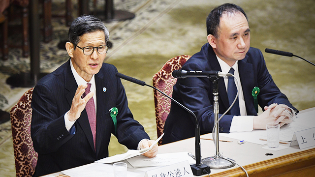 가미 마사히로 ‘의료 거버넌스 연구소’ 이사장(오른쪽) 등이 10일 오전 일본 도쿄에서 열린 참의원 예산위원회 중앙공청회에 출석했다(출처 : 교도=연합)