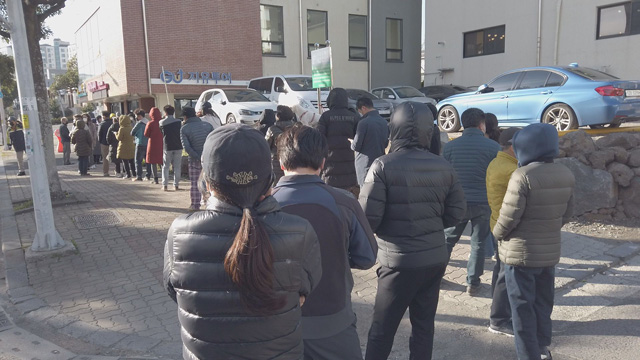 시민들이 11일 오후 제주 서귀포시의 한 약국 앞에서 마스크를 구매하기 위해 줄지어 서 있다.