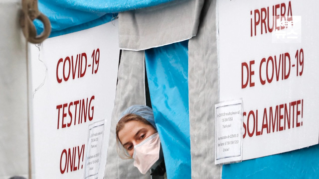 뉴욕 퀸스 엠허스트(Elmhurst) 병원 코로나19 검진소. 텐트 밖으로 얼굴을 내밀어 밖을 살피고 있는 의료진의 모습.